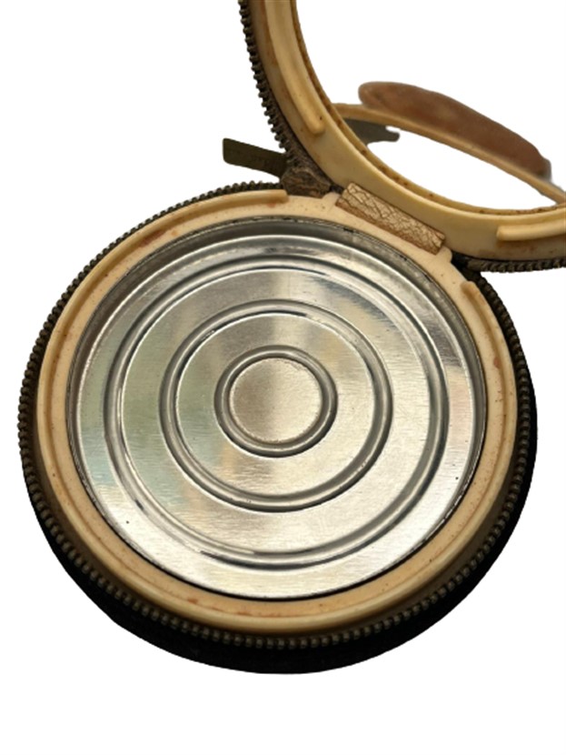 1950 GERMANY EIN GOLDEN SEAL YANDAN FERMUARLI ÜZERİ EL İŞİ GÖBLEN ÇİÇEK İŞLEMELİ MAKYAJ AYNASI PUDRALIK