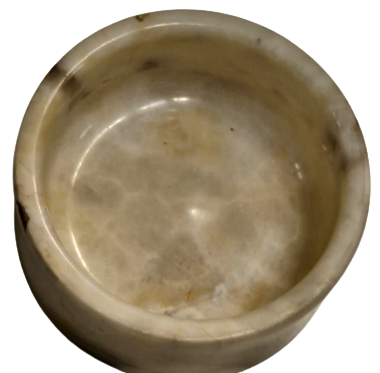 KREM RENKDE DAMARLI MARMARA MERMER İNDEN YAPILMIŞ  DAİRESEL FORMDA MASA ÜZERİ KÜLLÜK