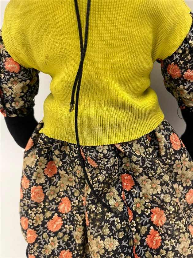 1970 FATOŞ TÜRK MALI YERLİ OYUNCAK ELBİSELİ SARI YELEKLİ UCAN CADI BEZ BEBEK