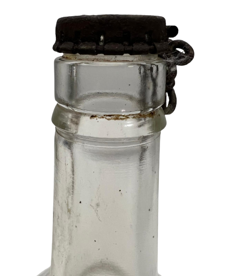 1940 BURNETT'S WHITE SATIN  GIN LONDON CIN CAM BEYAZ ÜZERİ KABARTMALI YAZI METAL KİLİTLİ KAPAK