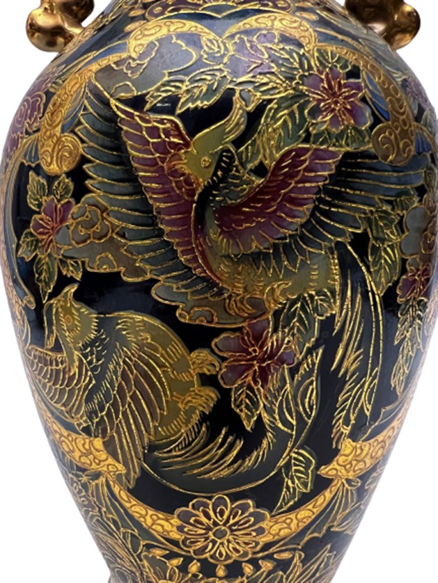 ÜZERİ ALTIN EL BOYAMA CENNET KUŞLARI KABARTMA MİNE İŞÇİLİKLİ KOBALT MAVİSİ PORSELEN VAZO