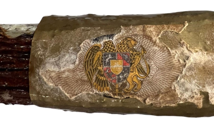 ARARAT ERMENIA KILIÇ ŞEKLİNDE ÜZERİ  İŞLEMELI ACILMAMIŞ KAPALI KONYAK ŞİŞESİ