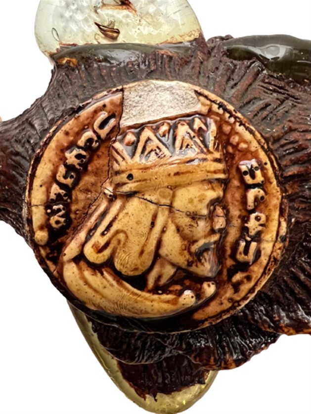 ARARAT ERMENIA KILIÇ ŞEKLİNDE ÜZERİ  İŞLEMELI ACILMAMIŞ KAPALI KONYAK ŞİŞESİ