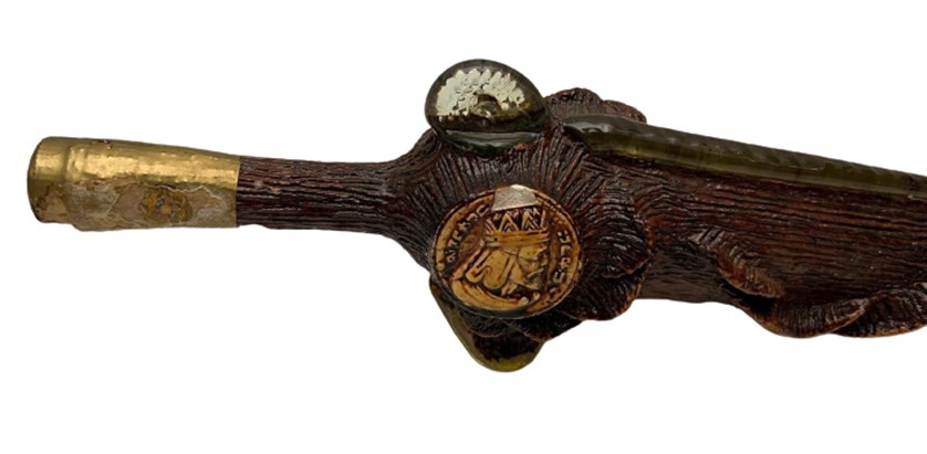 ARARAT ERMENIA KILIÇ ŞEKLİNDE ÜZERİ  İŞLEMELI ACILMAMIŞ KAPALI KONYAK ŞİŞESİ