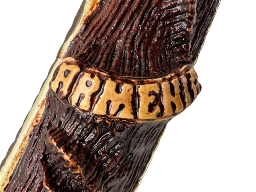 ARARAT ERMENIA KILIÇ ŞEKLİNDE ÜZERİ  İŞLEMELI ACILMAMIŞ KAPALI KONYAK ŞİŞESİ