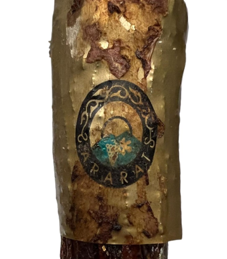 ARARAT ERMENIA KILIÇ ŞEKLİNDE ÜZERİ  İŞLEMELI ACILMAMIŞ KAPALI KONYAK ŞİŞESİ