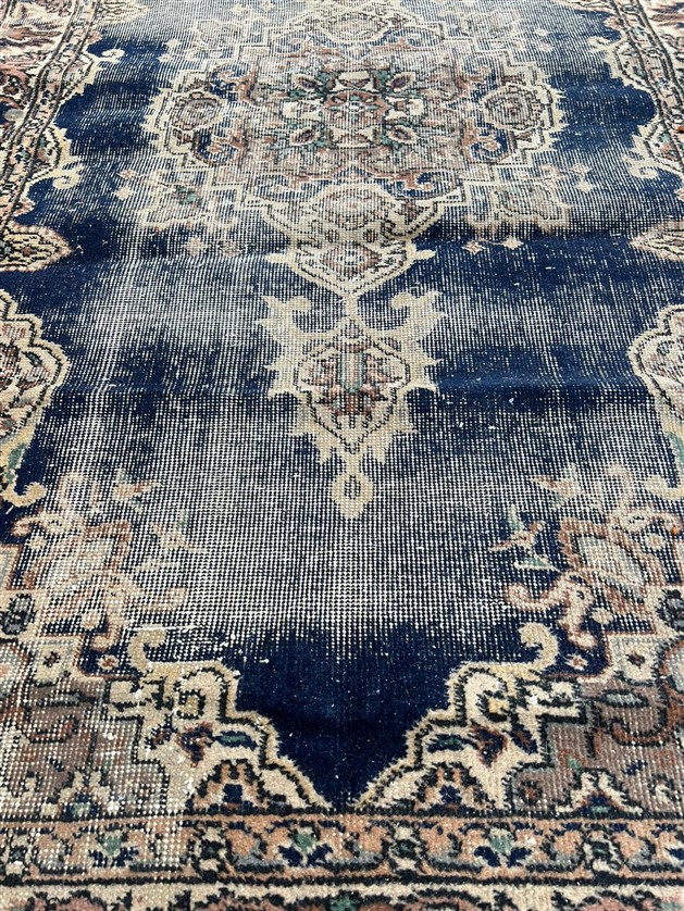 1950 DEKORATİF  EL DOKUMA KÖK BOYA LACİVERT TONLARDA  ISPARTA ESKİ HALI