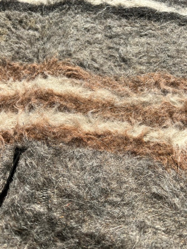 EL DOKUMA SİİRT TİFDİK KECİSİNİN KILINDAN DOKUNMUŞ NAMAZLIK SECCADE 