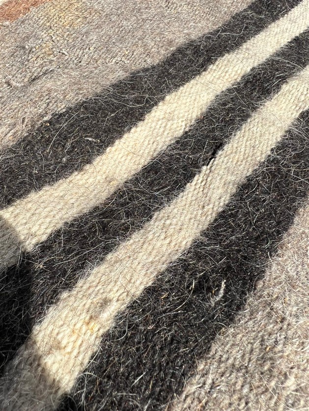 EL DOKUMA SİİRT TİFDİK KECİSİNİN KILINDAN DOKUNMUŞ NAMAZLIK SECCADE 