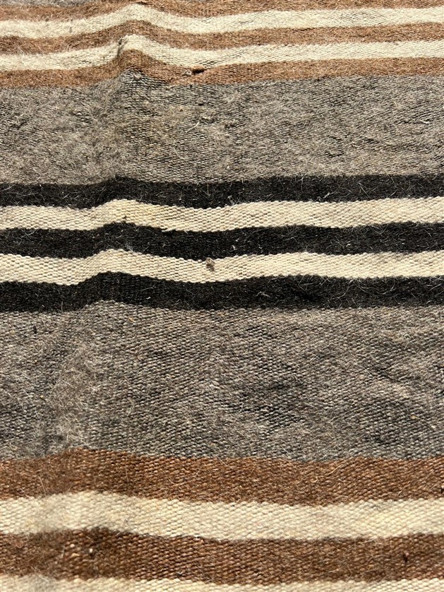 EL DOKUMA SİİRT TİFDİK KECİSİNİN KILINDAN DOKUNMUŞ NAMAZLIK SECCADE 