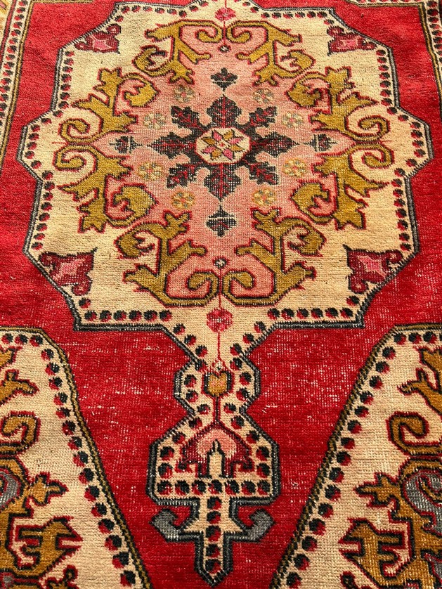 1950 AVANOZ EL DOKUMA  KÖK BOYA YÜN KİLİM CANLI RENKLER KENAR KISMI KESİLMİŞ 