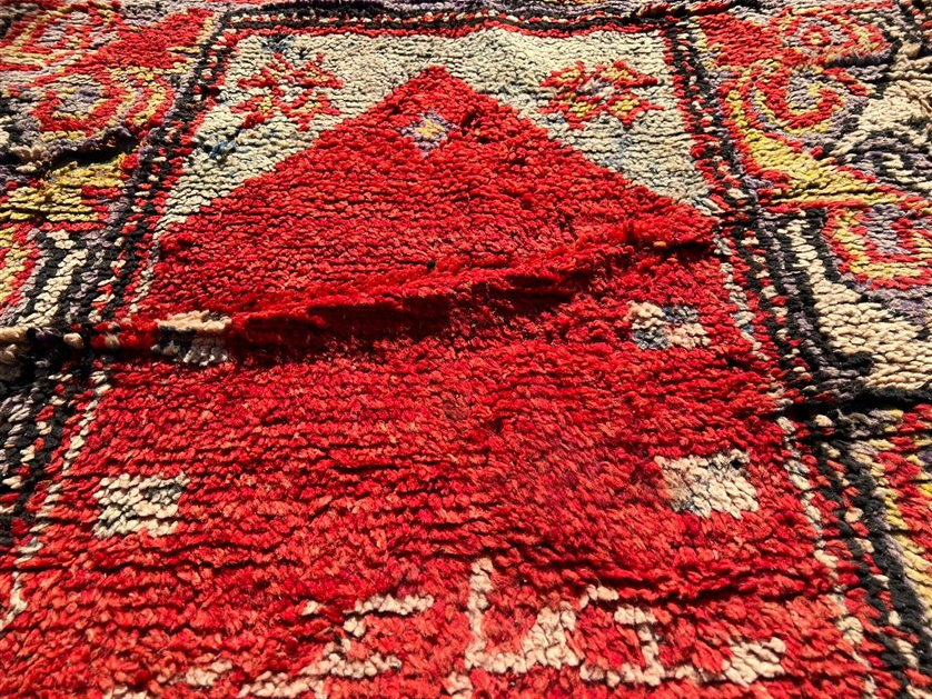 NAMAZLIK EL DOKUMA YÜN KÖK BOYAMA OSMANLI SECCADE ÜZERİNDE OSMANLICA YAZILAR VE YIPRANMALARDA VARDIR