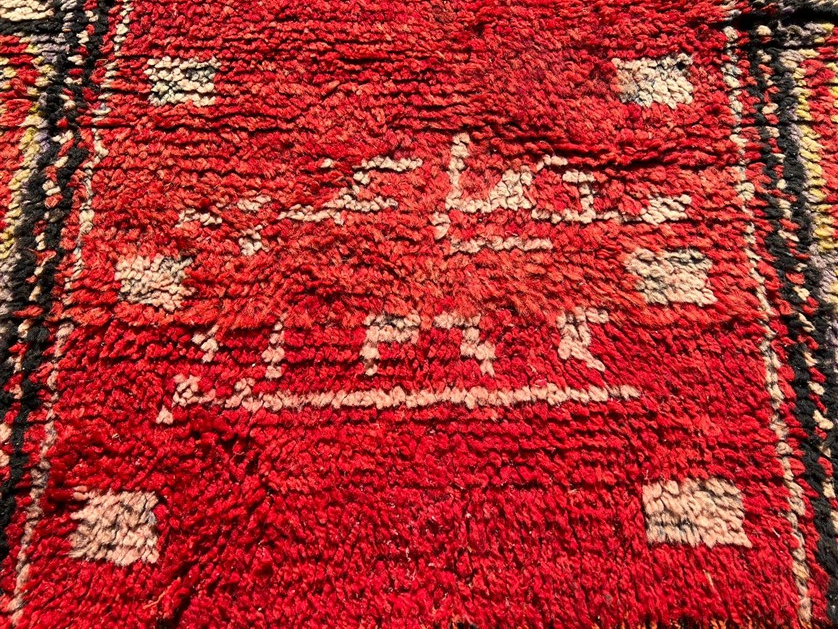 NAMAZLIK EL DOKUMA YÜN KÖK BOYAMA OSMANLI SECCADE ÜZERİNDE OSMANLICA YAZILAR VE YIPRANMALARDA VARDIR