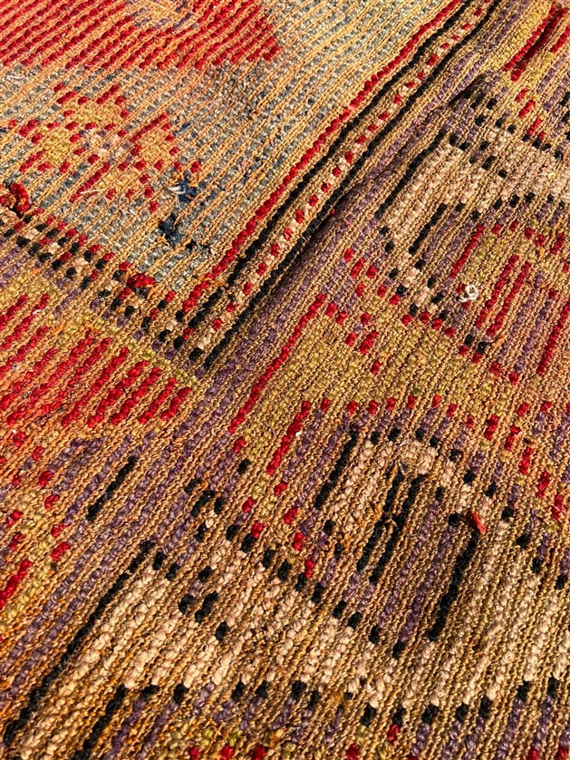 NAMAZLIK EL DOKUMA YÜN KÖK BOYAMA OSMANLI SECCADE ÜZERİNDE OSMANLICA YAZILAR VE YIPRANMALARDA VARDIR