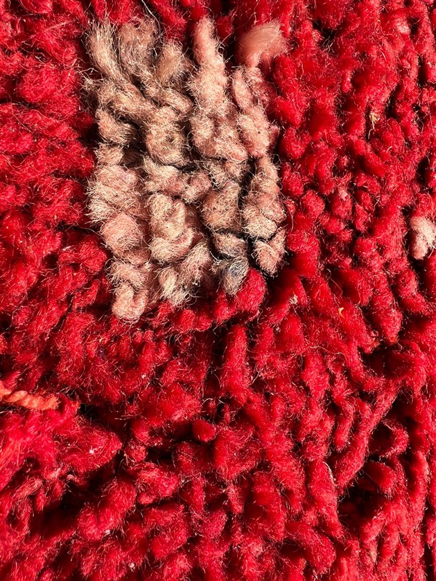 NAMAZLIK EL DOKUMA YÜN KÖK BOYAMA OSMANLI SECCADE ÜZERİNDE OSMANLICA YAZILAR VE YIPRANMALARDA VARDIR