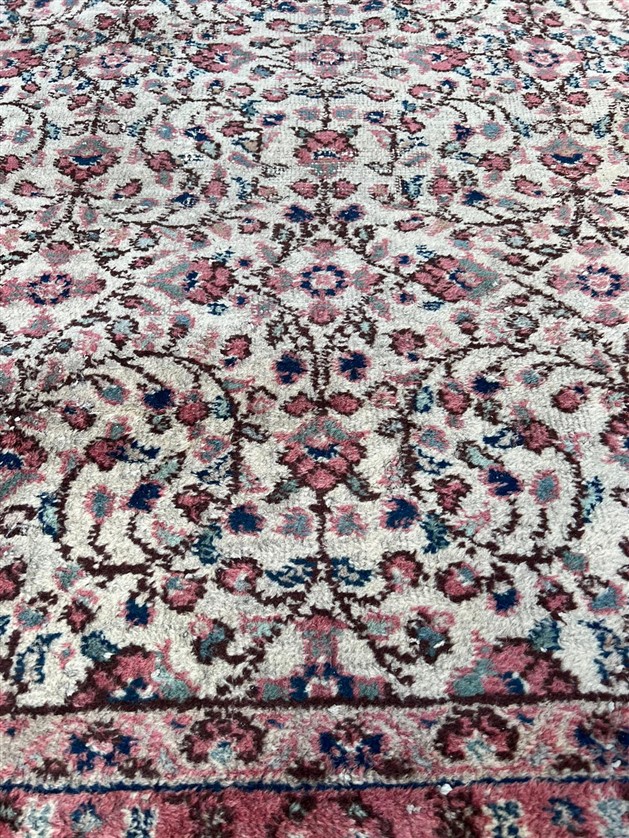 BUNYEN TAMAMI EL DOKUMA KÖK BOYAMA  SACAKLI KIRMIZI KREM VE TONLARI RENKLER AGIRLIKLI  SAGLAM YÜN HALI