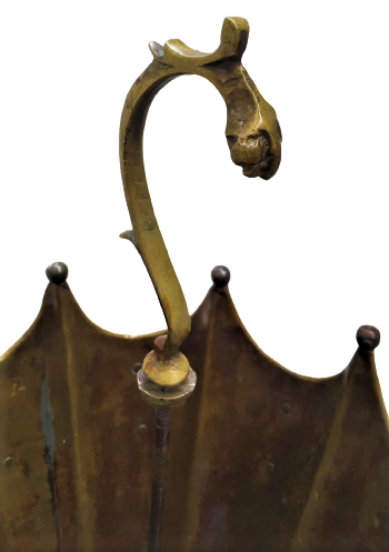 1970 PİRİNC ÜZERİ KABARTMA DÖKÜM ASLAN BAŞLARIYLA BEZELİ TUTMA YERİ  YILAN FORMUNDA TASARLANMIŞ  KAPI GİRİŞLERİNDE KULLANILAN ŞEMSİYELİK