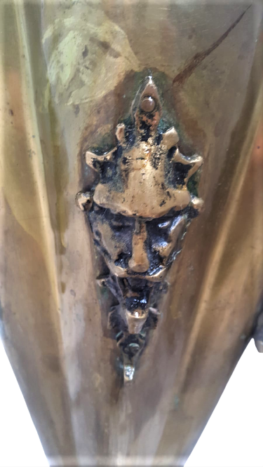 1970 PİRİNC ÜZERİ KABARTMA DÖKÜM ASLAN BAŞLARIYLA BEZELİ TUTMA YERİ  YILAN FORMUNDA TASARLANMIŞ  KAPI GİRİŞLERİNDE KULLANILAN ŞEMSİYELİK