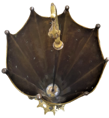 1970 PİRİNC ÜZERİ KABARTMA DÖKÜM ASLAN BAŞLARIYLA BEZELİ TUTMA YERİ  YILAN FORMUNDA TASARLANMIŞ  KAPI GİRİŞLERİNDE KULLANILAN ŞEMSİYELİK