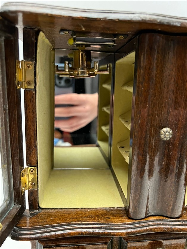 UFAK BOYDA MASİF AYNALI ÇEKMECELİ METAL AYAKLI EL YAPIMI MAKYAJ MASASI ÜZERİ MÜCEVHERLİK