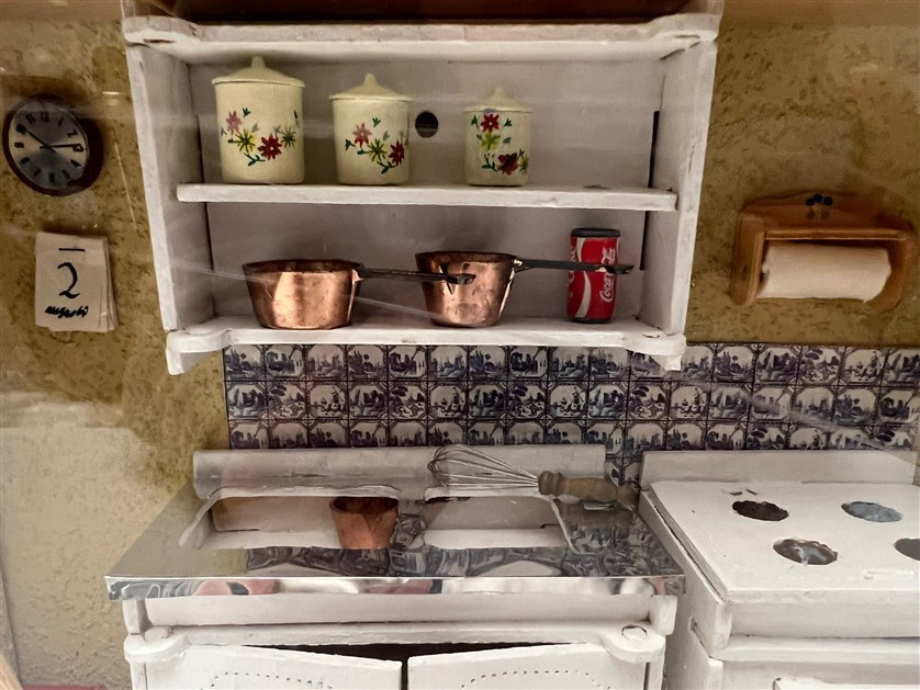 DEKORATİF TABLO ŞEKLİNDE TASARLANMIŞ  MİNİ OYUNCAK MUTFAK EŞYALARINDAN OLUŞAN OYUNCAK