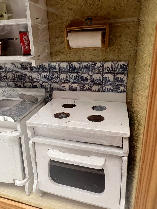 DEKORATİF TABLO ŞEKLİNDE TASARLANMIŞ  MİNİ OYUNCAK MUTFAK EŞYALARINDAN OLUŞAN OYUNCAK