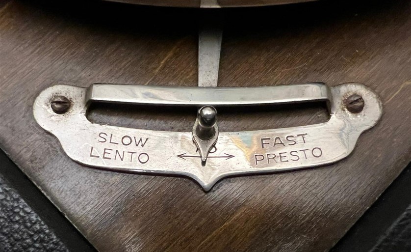  KUFRİKOVY GRAMOFON  A77 CANTALI KURMALI MEKANİK CANTA GRAMOFON 