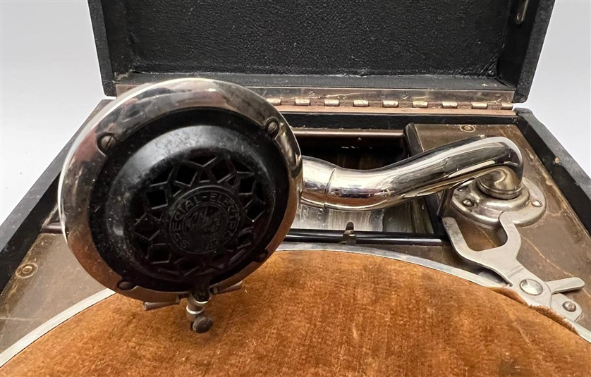  KUFRİKOVY GRAMOFON  A77 CANTALI KURMALI MEKANİK CANTA GRAMOFON 