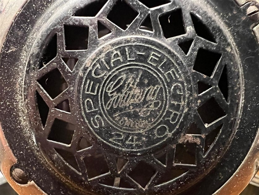  KUFRİKOVY GRAMOFON  A77 CANTALI KURMALI MEKANİK CANTA GRAMOFON 