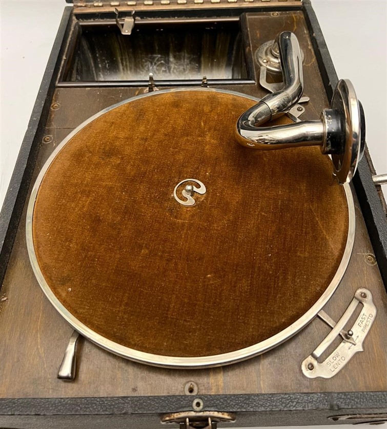  KUFRİKOVY GRAMOFON  A77 CANTALI KURMALI MEKANİK CANTA GRAMOFON 