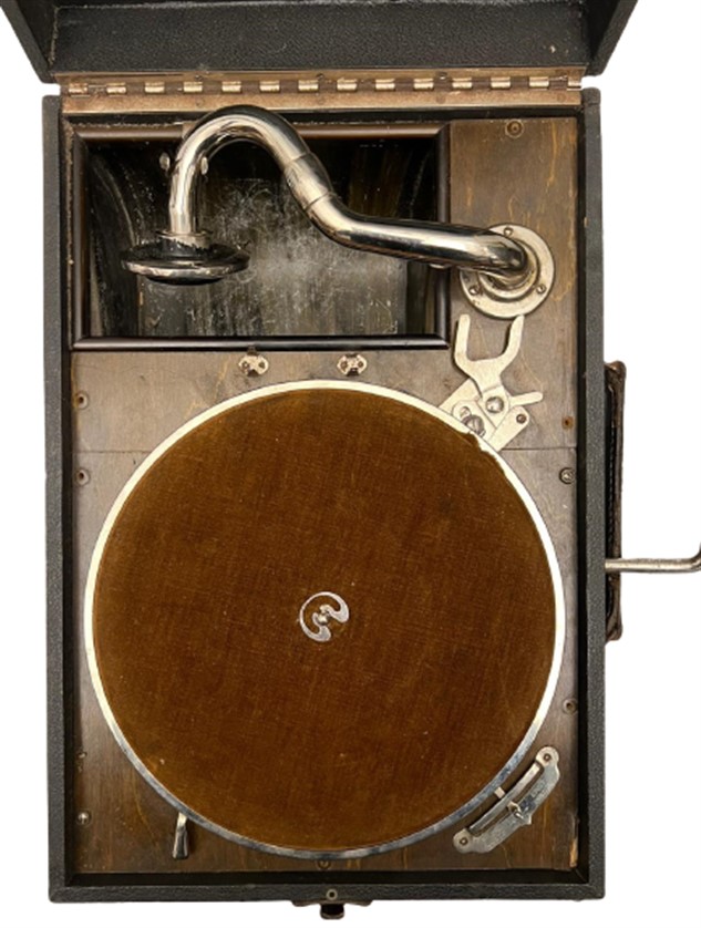  KUFRİKOVY GRAMOFON  A77 CANTALI KURMALI MEKANİK CANTA GRAMOFON 