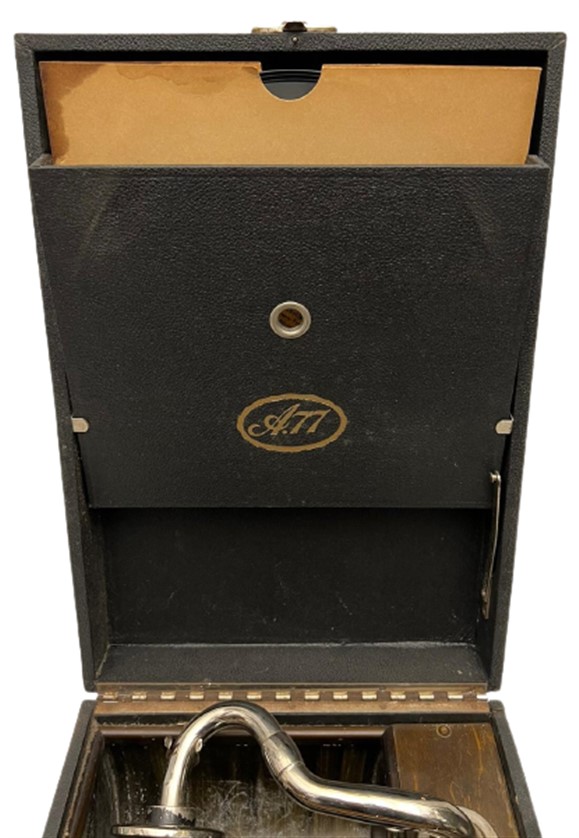  KUFRİKOVY GRAMOFON  A77 CANTALI KURMALI MEKANİK CANTA GRAMOFON 