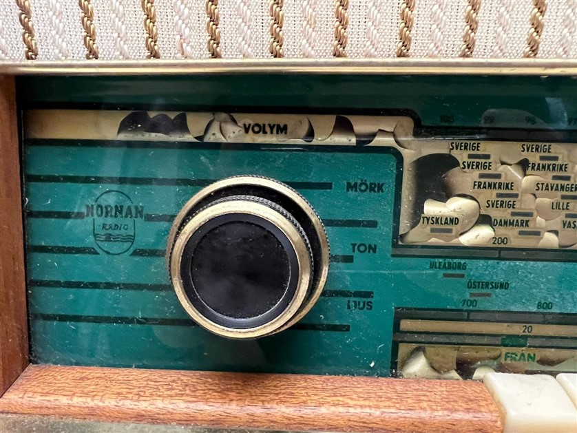 1958 NORNAN 1801 FM RADIO TYP 1801 AHŞAP KASA CAM KADRAN ORJİNAL FM BANTLIDIR LAMBALI ÖNDEN TUŞLU BAS TİZ KONTROLLU SÜPER RADYO 