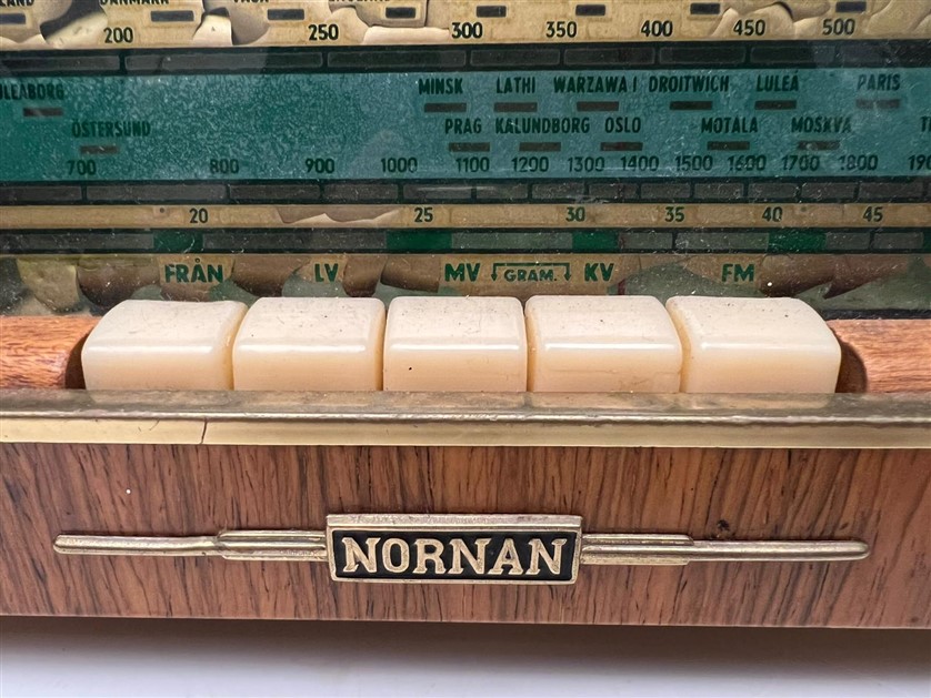 1958 NORNAN 1801 FM RADIO TYP 1801 AHŞAP KASA CAM KADRAN ORJİNAL FM BANTLIDIR LAMBALI ÖNDEN TUŞLU BAS TİZ KONTROLLU SÜPER RADYO 