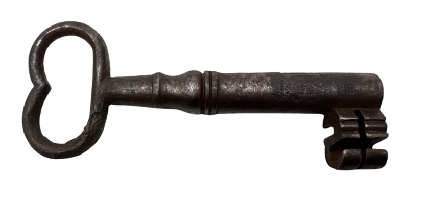 1800 SICAK DÖGME DEMİRDEN EL YAPIM BUYUK BOY  KORSAN MARSİLYA EL YAPIM SANDIK KASA ANAHTARI  ANAHTAR