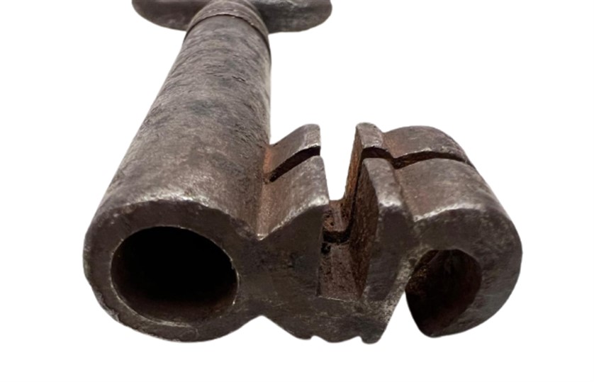 1800 SICAK DÖGME DEMİRDEN EL YAPIM BUYUK BOY  KORSAN MARSİLYA EL YAPIM SANDIK KASA ANAHTARI  ANAHTAR