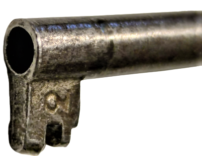 HOTEL ODA KAPI PİRİNC ANAHTARLIK VE ANAHTAR 5 NUMARALI ESKİ HOTEL ODASI KAPI  ANAHTARI