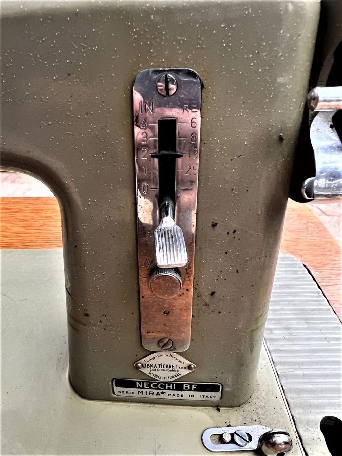 1960 NECCHİ BF SERİE MIRA DOLAPLI MASİF AHŞAP KASA METAL AYAKLI VE MOTORLU DİKİŞ EL MAKİNASİ İTALİA