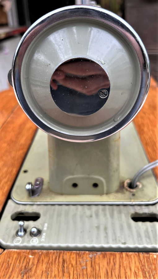 1960 NECCHİ BF SERİE MIRA DOLAPLI MASİF AHŞAP KASA METAL AYAKLI VE MOTORLU DİKİŞ EL MAKİNASİ İTALİA