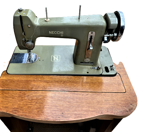 1960 NECCHİ BF SERİE MIRA DOLAPLI MASİF AHŞAP KASA METAL AYAKLI VE MOTORLU DİKİŞ EL MAKİNASİ İTALİA