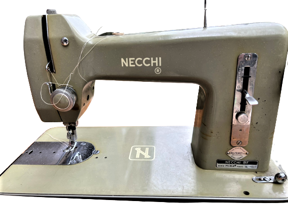 1960 NECCHİ BF SERİE MIRA DOLAPLI MASİF AHŞAP KASA METAL AYAKLI VE MOTORLU DİKİŞ EL MAKİNASİ İTALİA