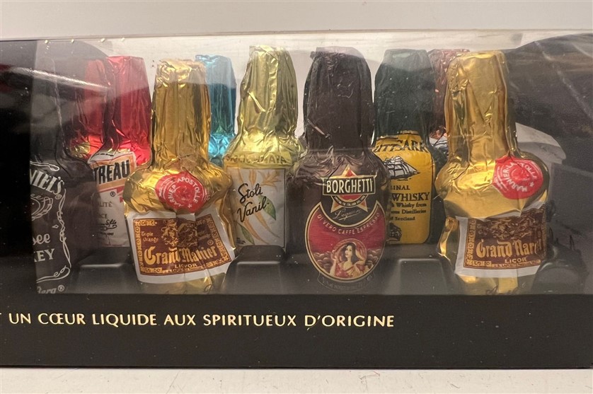 ANTHON BERG  CHOCOLATE COCKTAİLS LİQUOR 26 ADET MİNYATÜR İÇKİ ŞİŞELERİ ŞEKLİNDE İÇLERİ LİKÖR ÇİKOLATA