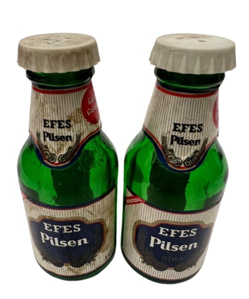 EFES PİLSEN YEŞİL CAM KAPAKLI BİRA ŞİŞESİ ŞEKLİNDE MİNYATÜR TUZLUK VE KARABİBERLİK