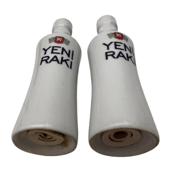 YENİ RAKI ŞİŞE FORMUNDA PORSELEN MİNYATÜR MASA ÜZERİ TUZLUK VE KARABİBERLİK DOLDURULABİLİNİR MODELDİR