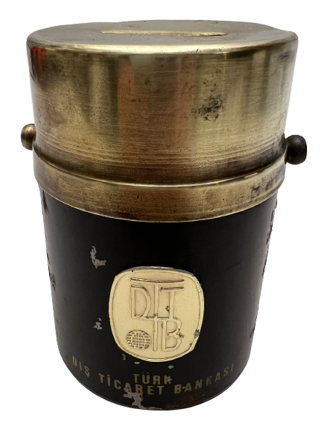 1960 TÜRK DIŞ TİCARET BANKASI METAL UST TARAFI PİRİNCDEN KUMBARA