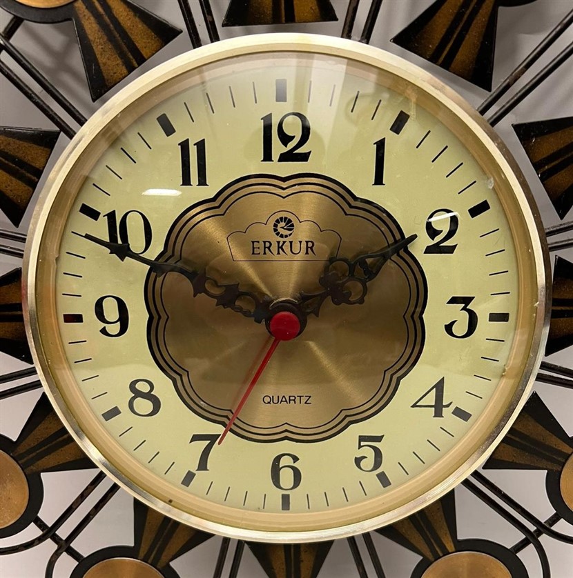 1970 ALMAN SORUNSUZ ERKUR QUARTZ ÇEVRESİ METAL CAM KADRAN VİNTAGE  DUVAR SAATİ