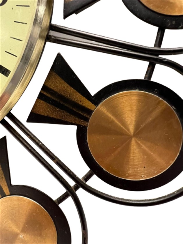 1970 ALMAN SORUNSUZ ERKUR QUARTZ ÇEVRESİ METAL CAM KADRAN VİNTAGE  DUVAR SAATİ