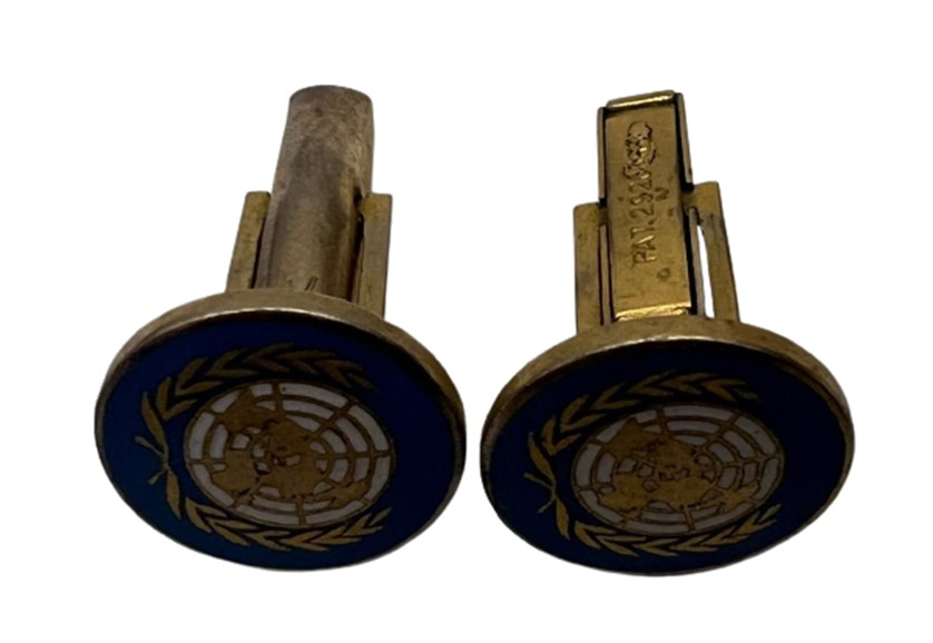 1950 NATO  BİRLEŞMİŞ MİLLETLER SİMGELİ SICAK MAVİ RENKDE MİNELİ PİRİNÇ ÇİFT KOL DÜĞMESİ MANŞET  PAT.2920363