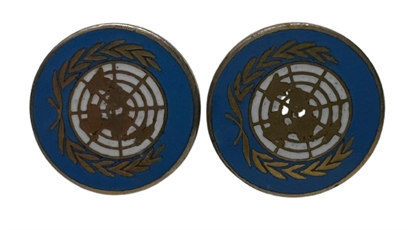 1950 NATO  BİRLEŞMİŞ MİLLETLER SİMGELİ SICAK MAVİ RENKDE MİNELİ PİRİNÇ ÇİFT KOL DÜĞMESİ MANŞET  PAT.2920363