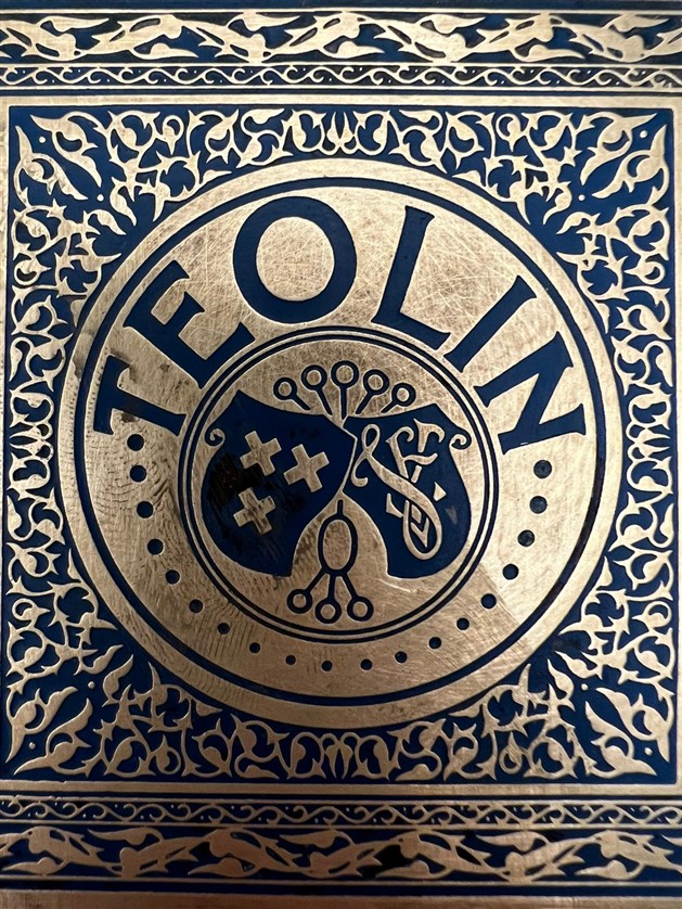 1940 TEOLİN  PİRİNÇ ÜZERİ İŞLEMELİ İÇİ AHŞAP KAPLAMA  KUTU FİRMANIN BAYİLERE YENİ YILDA HEDİYE ETTİGİ KUTUDUR